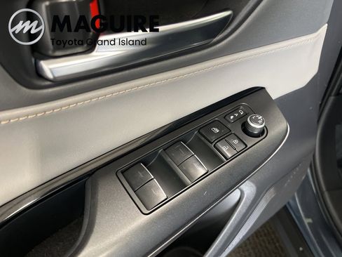 Used 2023 Toyota Venza LE image 4