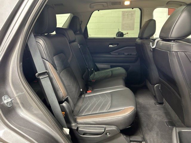 Used 2024 Nissan Pathfinder Platinum w/ Cargo Package AWD/4WD image 18