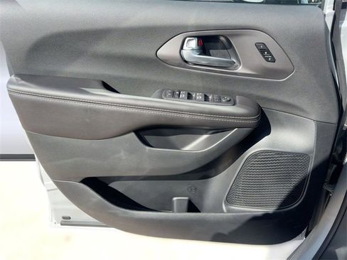 New 2026 Chrysler Pacifica Select image 13