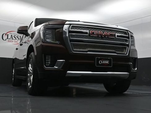 Used 2023 GMC Yukon XL SLT w/ SLT Luxury Package image 26