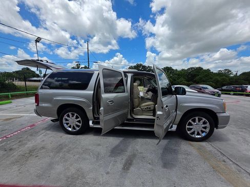 Used 2004 Cadillac Escalade ESV Platinum AWD/4WD image 35