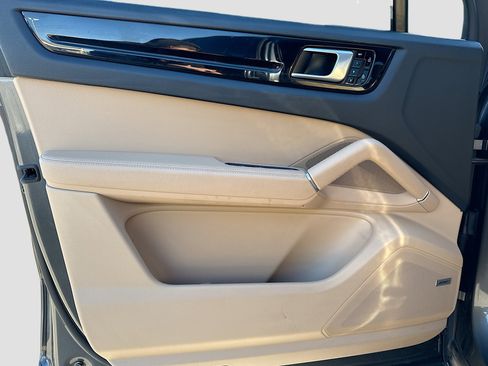 Used 2019 Porsche Cayenne AWD image 22