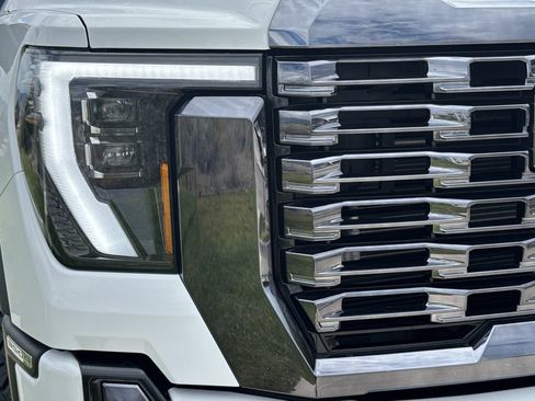 Used 2024 GMC Sierra 3500 Denali Ultimate AWD/4WD image 10