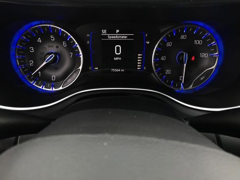 Used 2018 Chrysler Pacifica Touring-L w/ Premium Audio Group image 3