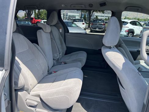 Used 2018 Toyota Sienna LE w/ Carpet Mat Package FWD image 24