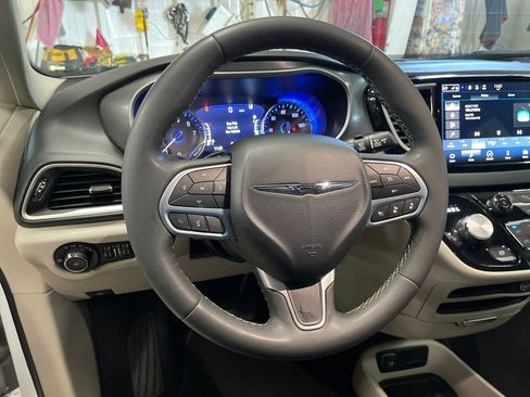 Used 2023 Chrysler Pacifica Touring-L FWD image 20