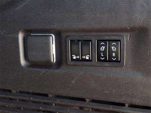 Used 2021 Chevrolet Suburban Premier image 12