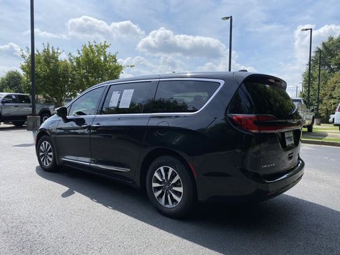 Used 2023 Chrysler Pacifica Limited FWD image 7