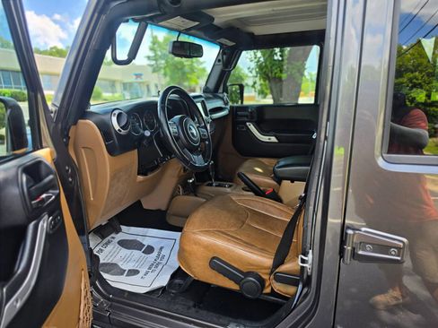 Used 2014 Jeep Wrangler Unlimited Sahara w/ Dual Top Group AWD/4WD image 9