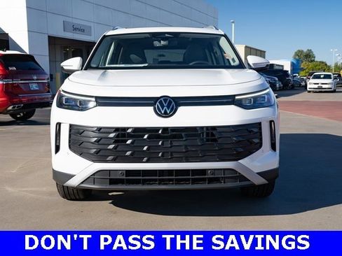 New 2025 Volkswagen Tiguan SE image 9