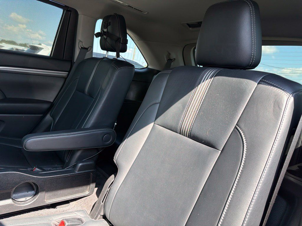 Used 2017 Toyota Highlander SE FWD image 15