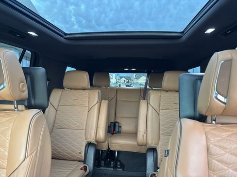 Used 2023 Cadillac Escalade Sport w/ LPO, ONYX Package image 17