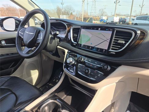 Certified 2023 Chrysler Pacifica Limited image 8