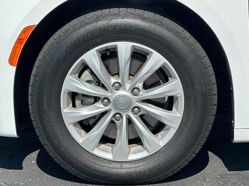 Used 2018 Chrysler Pacifica Touring-L Plus FWD image 43