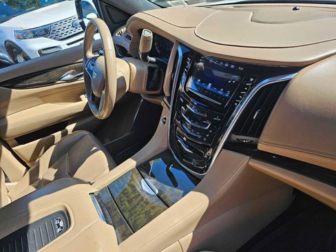 Used 2020 Cadillac Escalade ESV Platinum AWD/4WD image 11