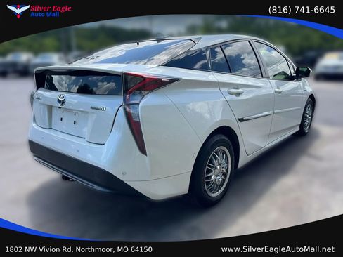 Used 2017 Toyota Prius Two w/ Prius Two Safety Plus Package FWD image 4