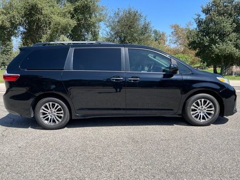 Used 2019 Toyota Sienna XLE Premium w/ Carpet Mat Package FWD image 6