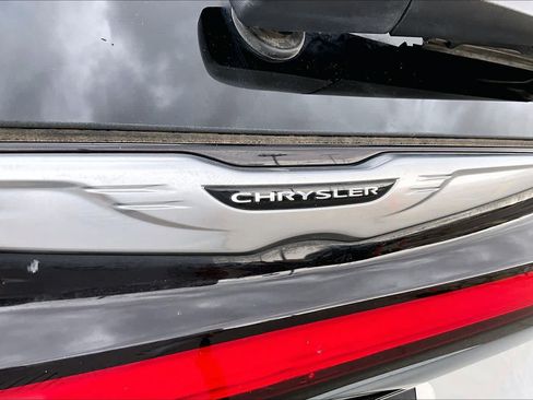 Used 2024 Chrysler Pacifica Touring-L FWD image 30