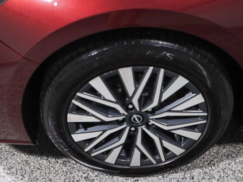 Used 2024 Nissan Altima 2.5 SV FWD image 11