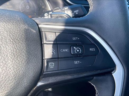 Used 2023 Jeep Grand Cherokee L Laredo image 15