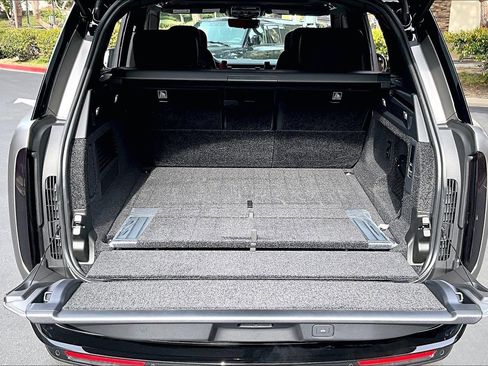 New 2026 Land Rover Range Rover SV image 12