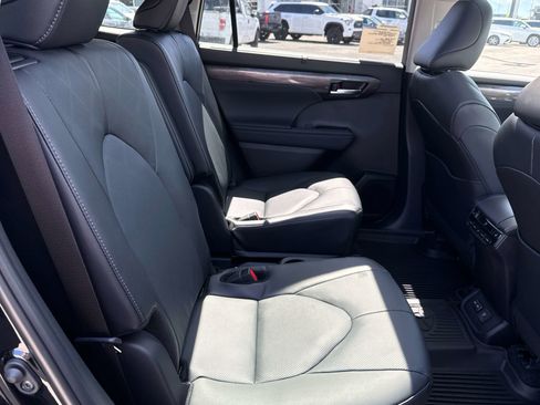 New 2026 Toyota Highlander Platinum AWD/4WD image 14