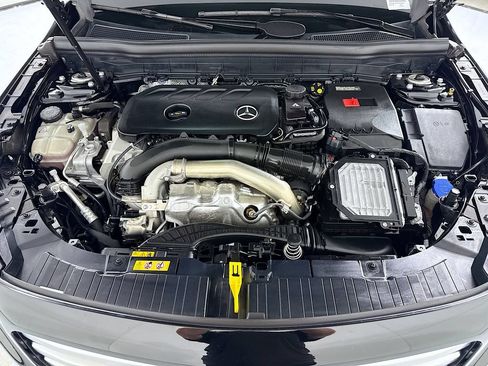 Used 2025 Mercedes-Benz GLB 250 image 29