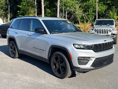 Used 2023 Jeep Grand Cherokee Altitude AWD/4WD image 3