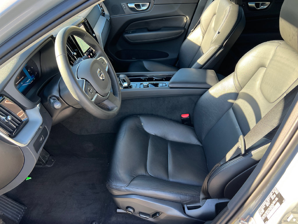 Used 2024 Volvo XC60 B5 Core w/ Protection Package Premier AWD/4WD image 4