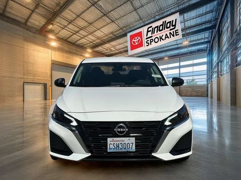 Used 2025 Nissan Altima 2.5 SV FWD image 2