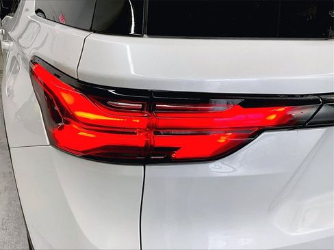 Used 2023 Chevrolet Traverse RS image 33