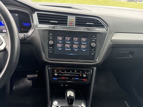 Used 2022 Volkswagen Tiguan SE w/ Panoramic Sunroof Package image 20