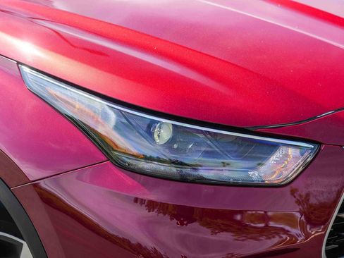 Used 2023 Toyota Highlander XLE FWD image 2