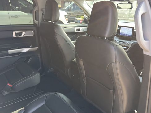 Used 2023 Ford Explorer XLT w/ Equipment Group 202A RWD image 10