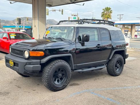 Used 2014 Toyota FJ Cruiser 4WD w/ Upgrade Package image 5