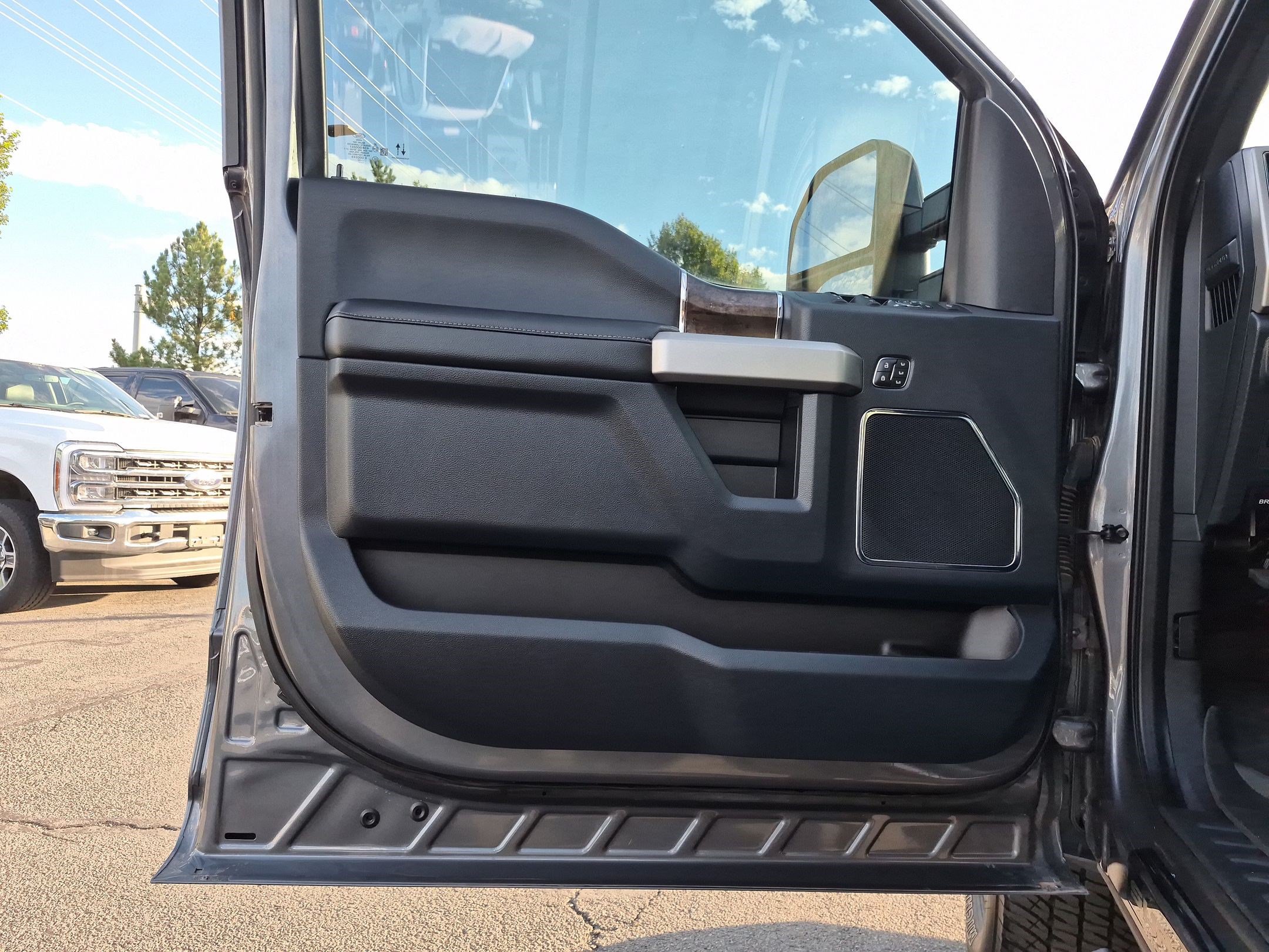 Certified 2022 Ford F350 Lariat w/ Black Appearance Package AWD/4WD image 14