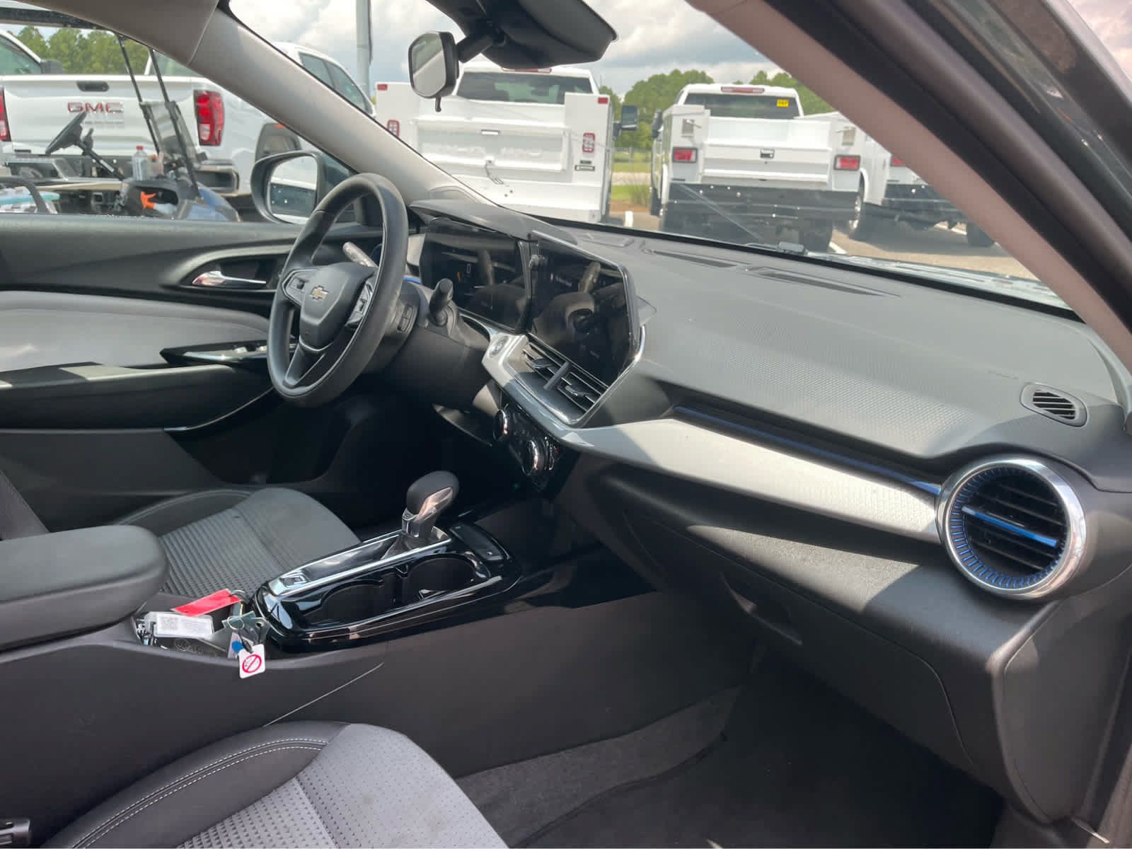 Used 2025 Chevrolet Trax LT FWD image 25
