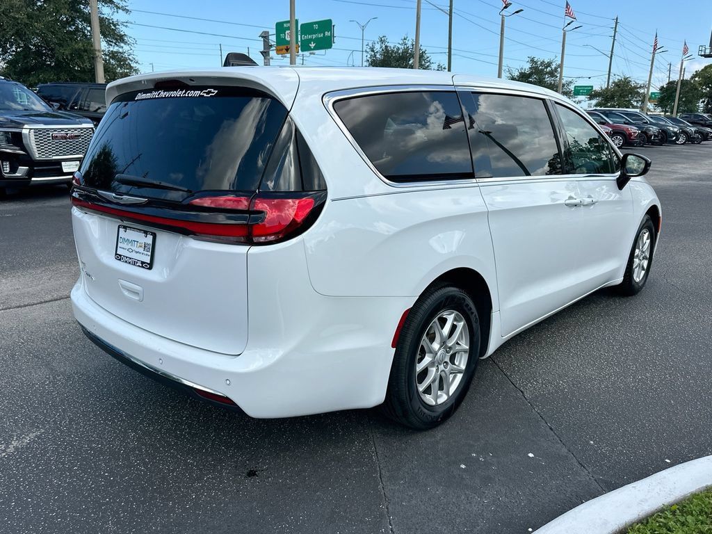 Used 2025 Chrysler Pacifica Select FWD image 5