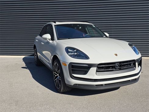 Certified 2025 Porsche Macan image 9