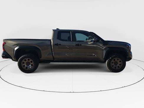 Used 2025 Toyota Tacoma Trailhunter image 2