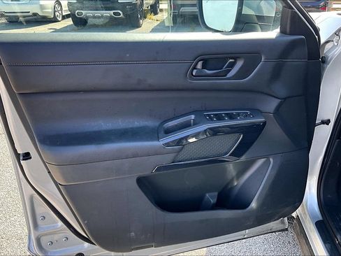 Used 2025 Nissan Pathfinder SV FWD image 21