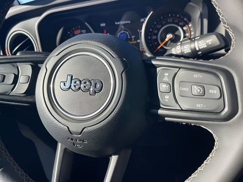 Used 2025 Jeep Wrangler Unlimited Rubicon AWD/4WD image 15