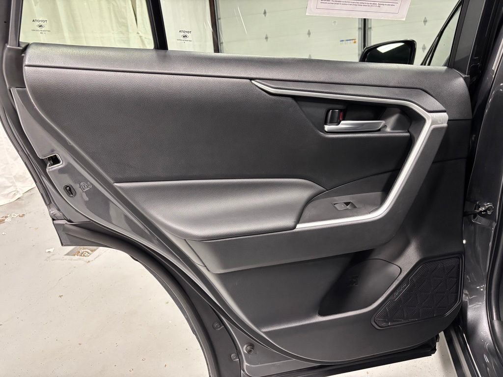 Used 2025 Toyota RAV4 XLE AWD/4WD image 40