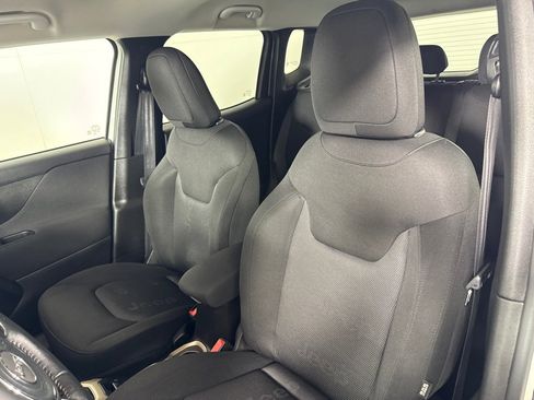 Used 2017 Jeep Renegade Latitude w/ Cold Weather Group image 15