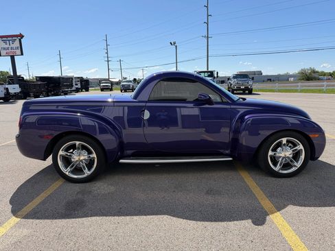 Used 2004 Chevrolet SSR w/ Preferred Equipment Group RWD image 10