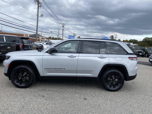 Certified 2024 Jeep Grand Cherokee Altitude image 7