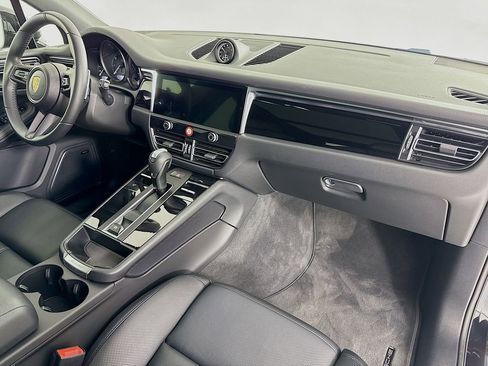 Certified 2025 Porsche Macan image 31