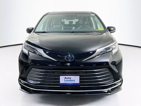 Used 2021 Toyota Sienna Limited AWD/4WD image 2