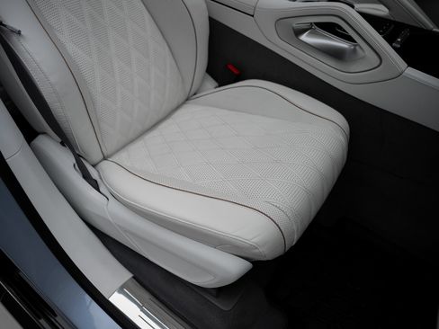 Used 2025 Mercedes-Benz Maybach GLS 600 4MATIC image 69