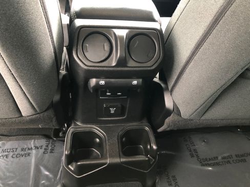 Used 2025 Jeep Wrangler Unlimited Sahara AWD/4WD image 21